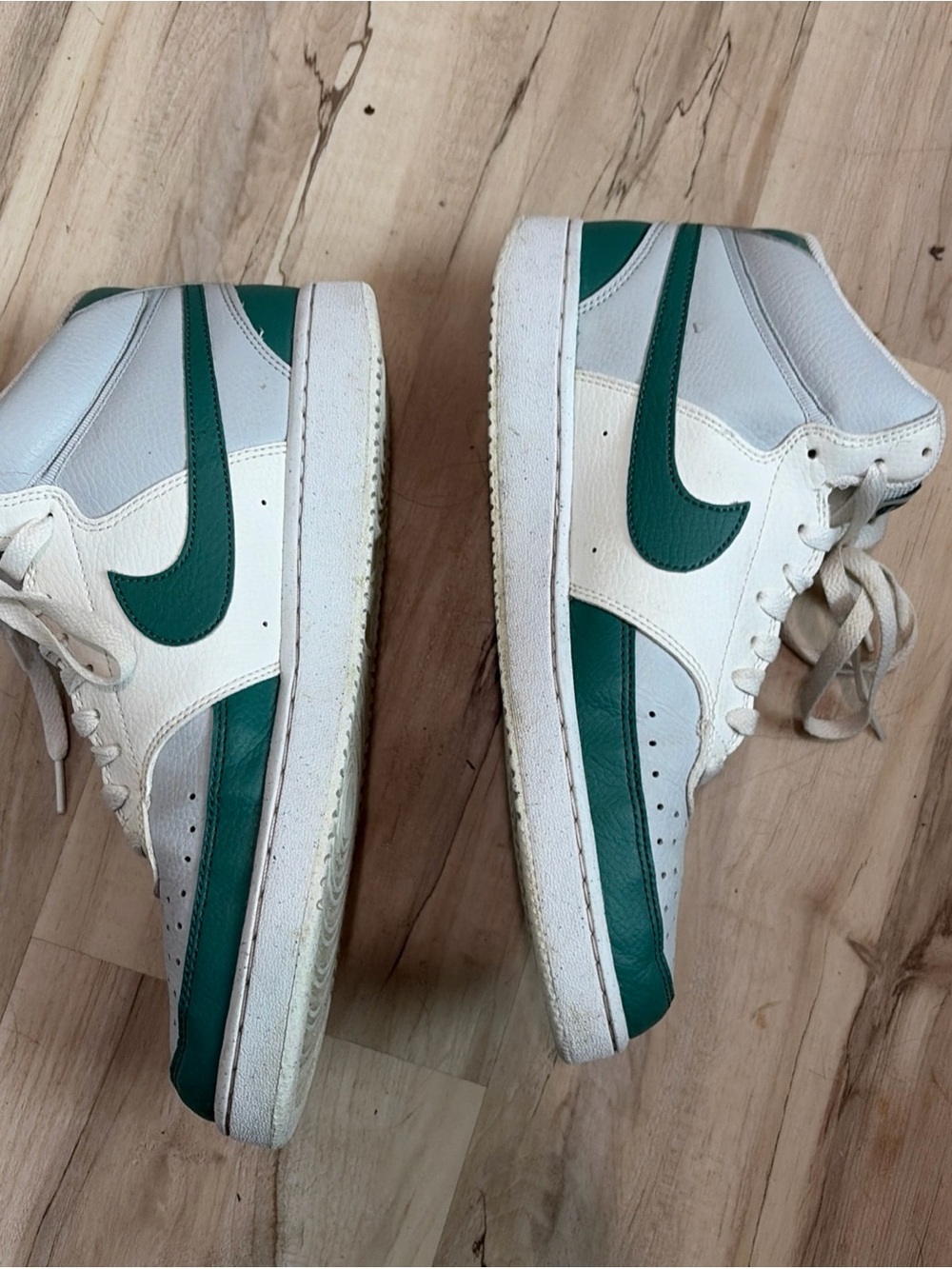White and Teal Low-Top Men’s Nike Sneakers